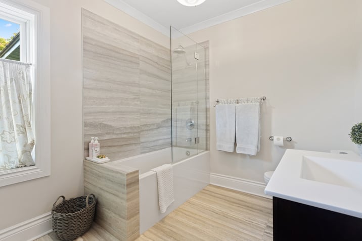 modern grout free bathroom with bathtub and laminate flooring